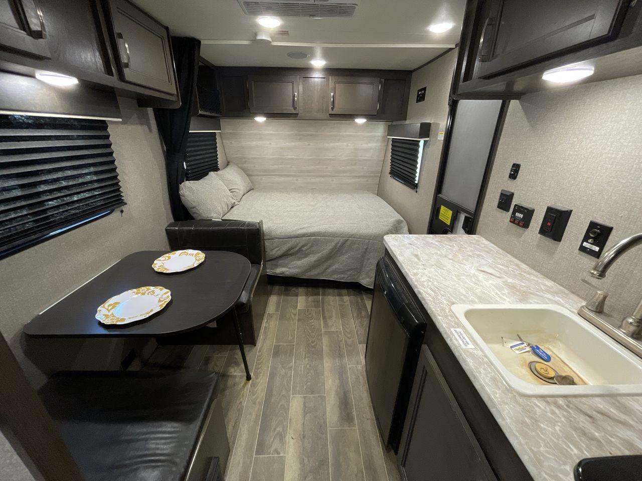 2021 JAYCO JAY FLIGHT SLX 174BH (1UJBJ0AJ1M1) , Length: 21.67 ft | Dry Weight: 3,075 lbs | GVWR: 3,950 lbs | Slides: 0 transmission, located at 4319 N Main St, Cleburne, TX, 76033, (817) 678-5133, 32.385960, -97.391212 - Take the 2021 Jayco Jay Flight SLX 174BH travel trailer out on your camping adventures. This lightweight and small RV is ideal for people looking for an affordable and cozy way to enjoy the great outdoors. The dimensions of this unit are 21.67 ft in length, 7.08 ft in width, and 9.17 ft in height. I - Photo #15