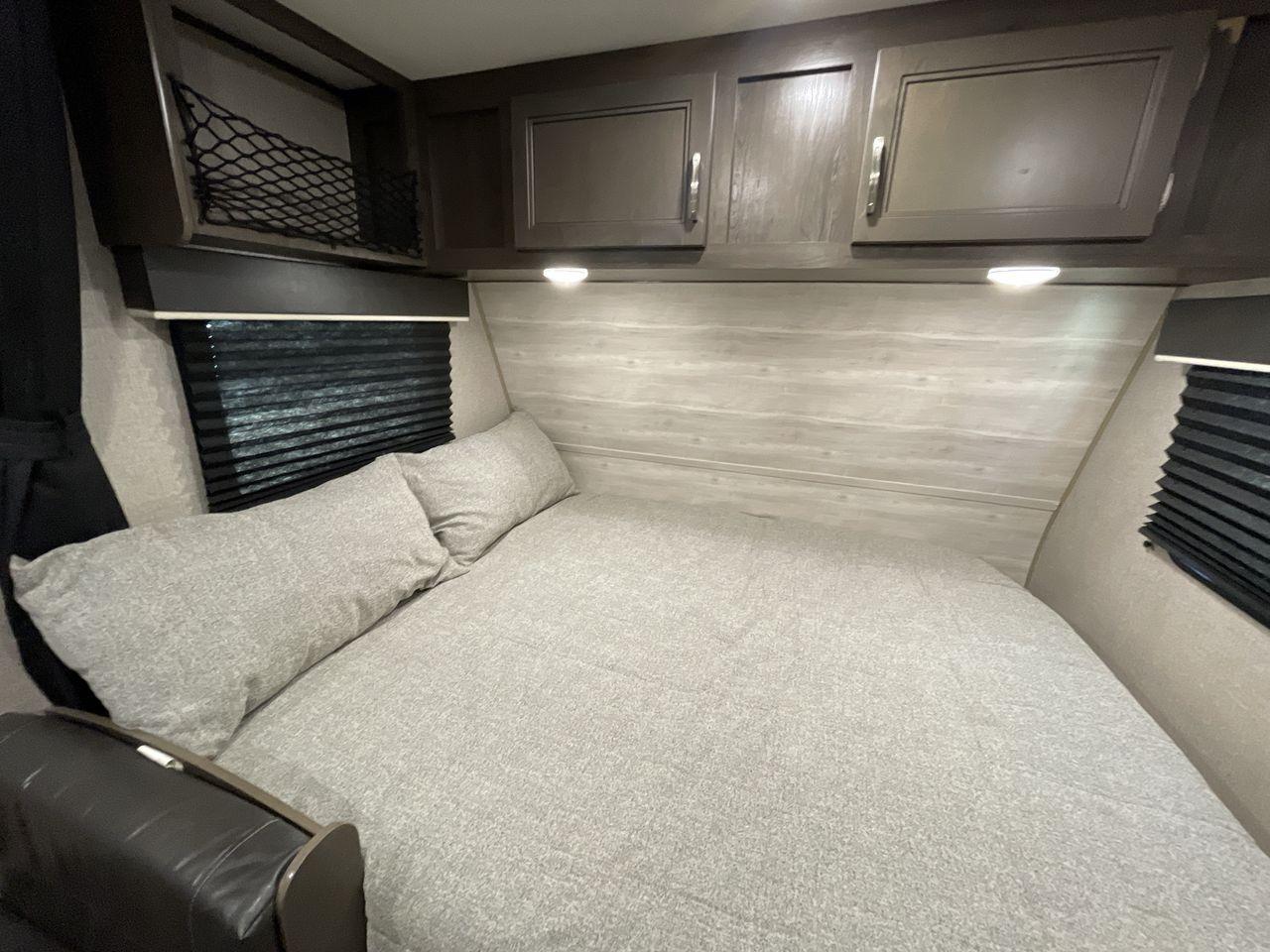2021 JAYCO JAY FLIGHT SLX 174BH (1UJBJ0AJ1M1) , Length: 21.67 ft | Dry Weight: 3,075 lbs | GVWR: 3,950 lbs | Slides: 0 transmission, located at 4319 N Main St, Cleburne, TX, 76033, (817) 678-5133, 32.385960, -97.391212 - Take the 2021 Jayco Jay Flight SLX 174BH travel trailer out on your camping adventures. This lightweight and small RV is ideal for people looking for an affordable and cozy way to enjoy the great outdoors. The dimensions of this unit are 21.67 ft in length, 7.08 ft in width, and 9.17 ft in height. I - Photo #16