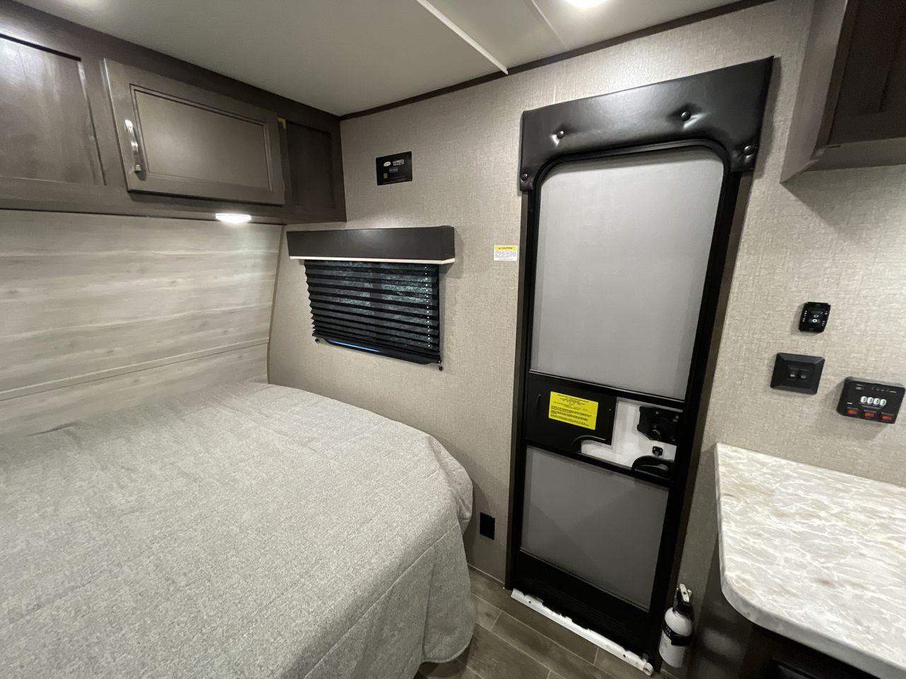 2021 JAYCO JAY FLIGHT SLX 174BH (1UJBJ0AJ1M1) , Length: 21.67 ft | Dry Weight: 3,075 lbs | GVWR: 3,950 lbs | Slides: 0 transmission, located at 4319 N Main Street, Cleburne, TX, 76033, (817) 221-0660, 32.435829, -97.384178 - Take the 2021 Jayco Jay Flight SLX 174BH travel trailer out on your camping adventures. This lightweight and small RV is ideal for people looking for an affordable and cozy way to enjoy the great outdoors. The dimensions of this unit are 21.67 ft in length, 7.08 ft in width, and 9.17 ft in height. I - Photo #17