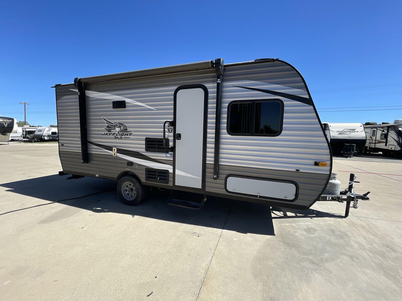 2021 JAYCO JAY FLIGHT SLX 174BH (1UJBJ0AJ1M1) , Length: 21.67 ft | Dry Weight: 3,075 lbs | GVWR: 3,950 lbs | Slides: 0 transmission, located at 4319 N Main St, Cleburne, TX, 76033, (817) 678-5133, 32.385960, -97.391212 - Take the 2021 Jayco Jay Flight SLX 174BH travel trailer out on your camping adventures. This lightweight and small RV is ideal for people looking for an affordable and cozy way to enjoy the great outdoors. The dimensions of this unit are 21.67 ft in length, 7.08 ft in width, and 9.17 ft in height. I - Photo #22