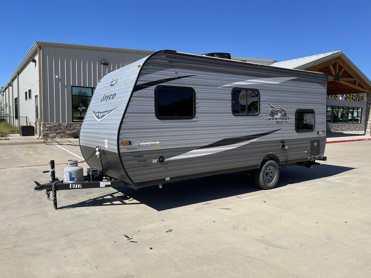 2021 JAYCO JAY FLIGHT SLX 174BH (1UJBJ0AJ1M1) , Length: 21.67 ft | Dry Weight: 3,075 lbs | GVWR: 3,950 lbs | Slides: 0 transmission, located at 4319 N Main Street, Cleburne, TX, 76033, (817) 221-0660, 32.435829, -97.384178 - Take the 2021 Jayco Jay Flight SLX 174BH travel trailer out on your camping adventures. This lightweight and small RV is ideal for people looking for an affordable and cozy way to enjoy the great outdoors. The dimensions of this unit are 21.67 ft in length, 7.08 ft in width, and 9.17 ft in height. I - Photo #23