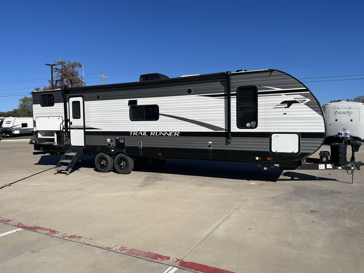 2023 HEARTLAND TRAIL RUNNER 31DB (5SFEB3720PE) , Length: 36.92 ft. | Dry Weight: 7,040 lbs. | Gross Weight: 9,642 lbs. | Slides: 1 transmission, located at 4319 N Main St, Cleburne, TX, 76033, (817) 678-5133, 32.385960, -97.391212 - The 2023 Heartland Trail Runner 31DB is a versatile and spacious travel trailer designed for families and adventure enthusiasts. This vehicle is the perfect option for families or groups looking to embark on memorable road trips. The travel trailer is a bunkhouse, and features a family-centric layou - Photo #25