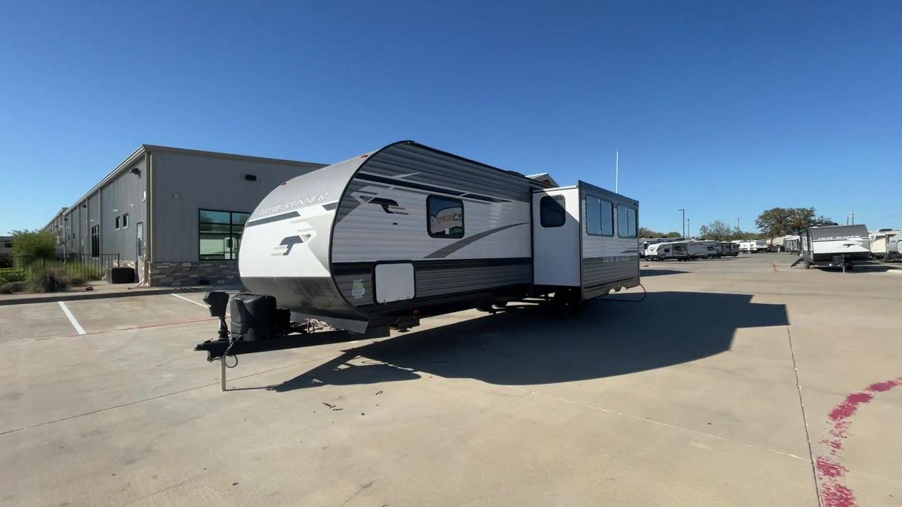 2023 HEARTLAND TRAIL RUNNER 31DB (5SFEB3720PE) , Length: 36.92 ft. | Dry Weight: 7,040 lbs. | Gross Weight: 9,642 lbs. | Slides: 1 transmission, located at 4319 N Main St, Cleburne, TX, 76033, (817) 678-5133, 32.385960, -97.391212 - The 2023 Heartland Trail Runner 31DB is a versatile and spacious travel trailer designed for families and adventure enthusiasts. This vehicle is the perfect option for families or groups looking to embark on memorable road trips. The travel trailer is a bunkhouse, and features a family-centric layou - Photo #5