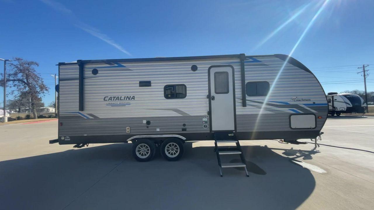 2021 COACHMEN CATALINA 243RBS (5ZT2CANBXMU) , Length: 28.75 ft. | Dry Weight: 5,692 lbs. | Gross Weight: 7,600 lbs. | Slides: 1 transmission, located at 4319 N Main St, Cleburne, TX, 76033, (817) 678-5133, 32.385960, -97.391212 - The 2021 Forest River Catalina 243RBS travel trailer offers a spacious floorplan that is truly comfortable and convenient. As you enter the trailer, you will find a cozy front bedroom with a lovely queen bed where you can relax and rejuvenate yourself after enjoying the great outdoors. You also have - Photo #2