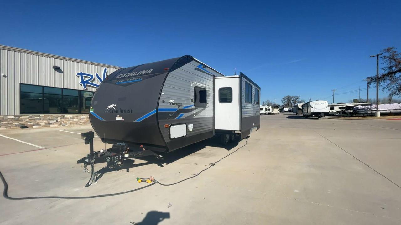 2021 COACHMEN CATALINA 243RBS (5ZT2CANBXMU) , Length: 28.75 ft. | Dry Weight: 5,692 lbs. | Gross Weight: 7,600 lbs. | Slides: 1 transmission, located at 4319 N Main Street, Cleburne, TX, 76033, (817) 221-0660, 32.435829, -97.384178 - The 2021 Forest River Catalina 243RBS travel trailer offers a spacious floorplan that is truly comfortable and convenient. As you enter the trailer, you will find a cozy front bedroom with a lovely queen bed where you can relax and rejuvenate yourself after enjoying the great outdoors. You also have - Photo #5