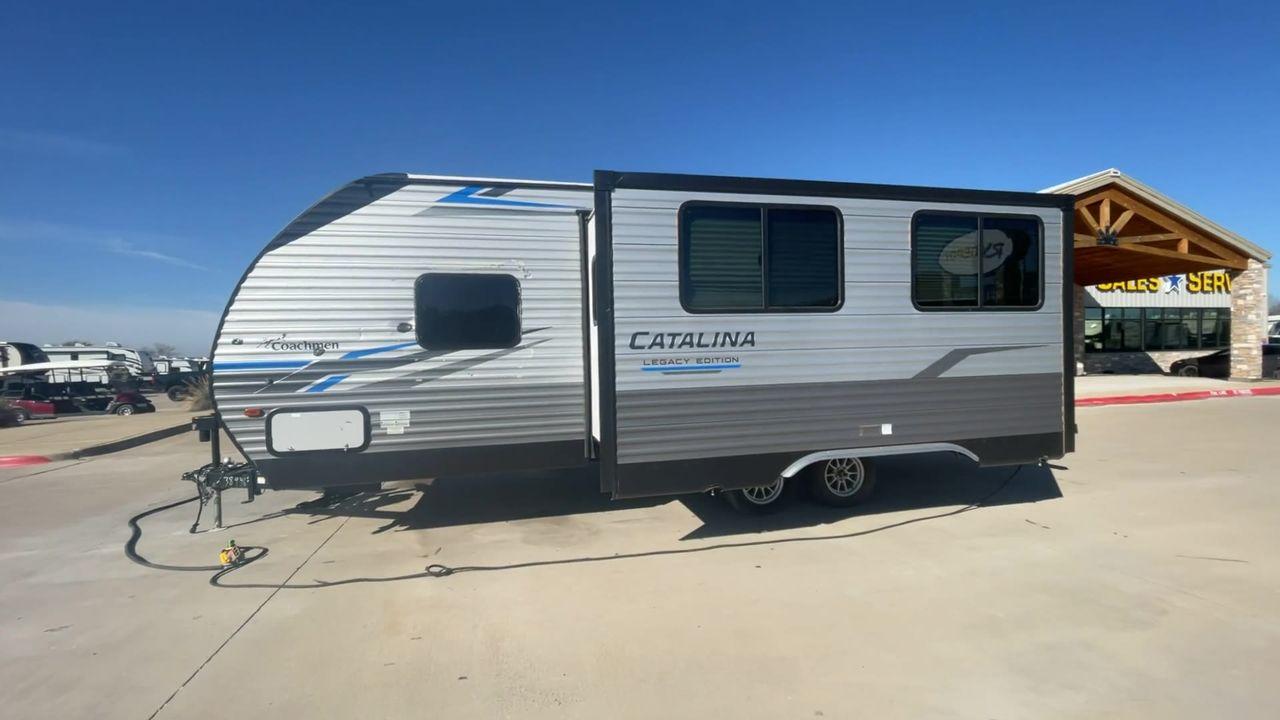 2021 COACHMEN CATALINA 243RBS (5ZT2CANBXMU) , Length: 28.75 ft. | Dry Weight: 5,692 lbs. | Gross Weight: 7,600 lbs. | Slides: 1 transmission, located at 4319 N Main Street, Cleburne, TX, 76033, (817) 221-0660, 32.435829, -97.384178 - The 2021 Forest River Catalina 243RBS travel trailer offers a spacious floorplan that is truly comfortable and convenient. As you enter the trailer, you will find a cozy front bedroom with a lovely queen bed where you can relax and rejuvenate yourself after enjoying the great outdoors. You also have - Photo #6