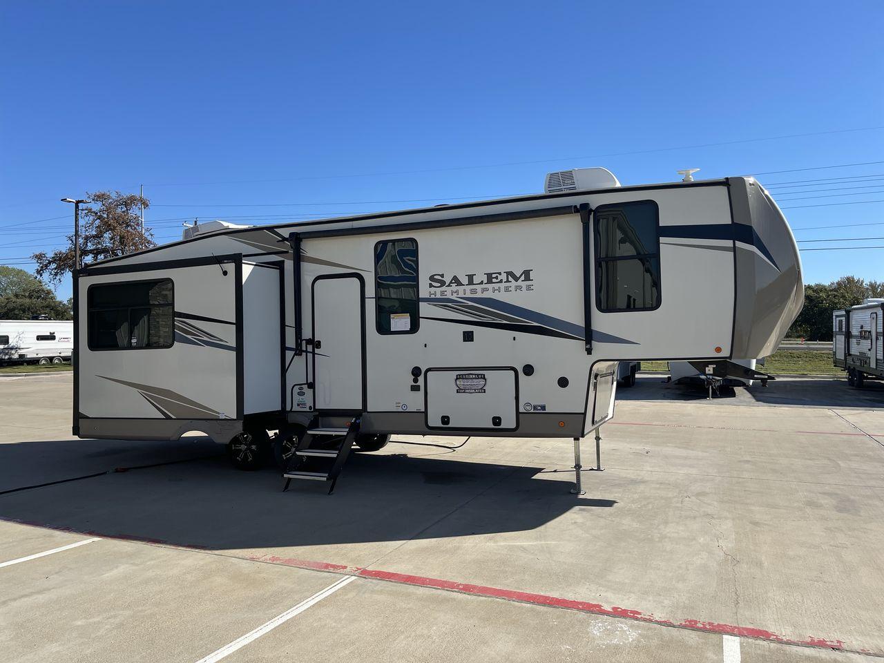2022 FOREST RIVER SALEM HEMISPHERE 286 (4X4FSBE29NV) , Length: 33.92 ft. | Dry Weight: 9,229 lbs. | Slides: 3 transmission, located at 4319 N Main St, Cleburne, TX, 76033, (817) 678-5133, 32.385960, -97.391212 - The 2022 Forest River Salem Hemisphere 286RL is a travel trailer that combines luxury, innovation, and comfort for an unparalleled camping experience. This travel trailer is designed for those who seek a blend of sophistication and functionality in their RVing lifestyle. The living area features plu - Photo #23