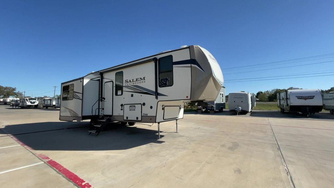 2022 FOREST RIVER SALEM HEMISPHERE 286 (4X4FSBE29NV) , Length: 33.92 ft. | Dry Weight: 9,229 lbs. | Slides: 3 transmission, located at 4319 N Main St, Cleburne, TX, 76033, (817) 678-5133, 32.385960, -97.391212 - The 2022 Forest River Salem Hemisphere 286RL is a travel trailer that combines luxury, innovation, and comfort for an unparalleled camping experience. This travel trailer is designed for those who seek a blend of sophistication and functionality in their RVing lifestyle. The living area features plu - Photo #3