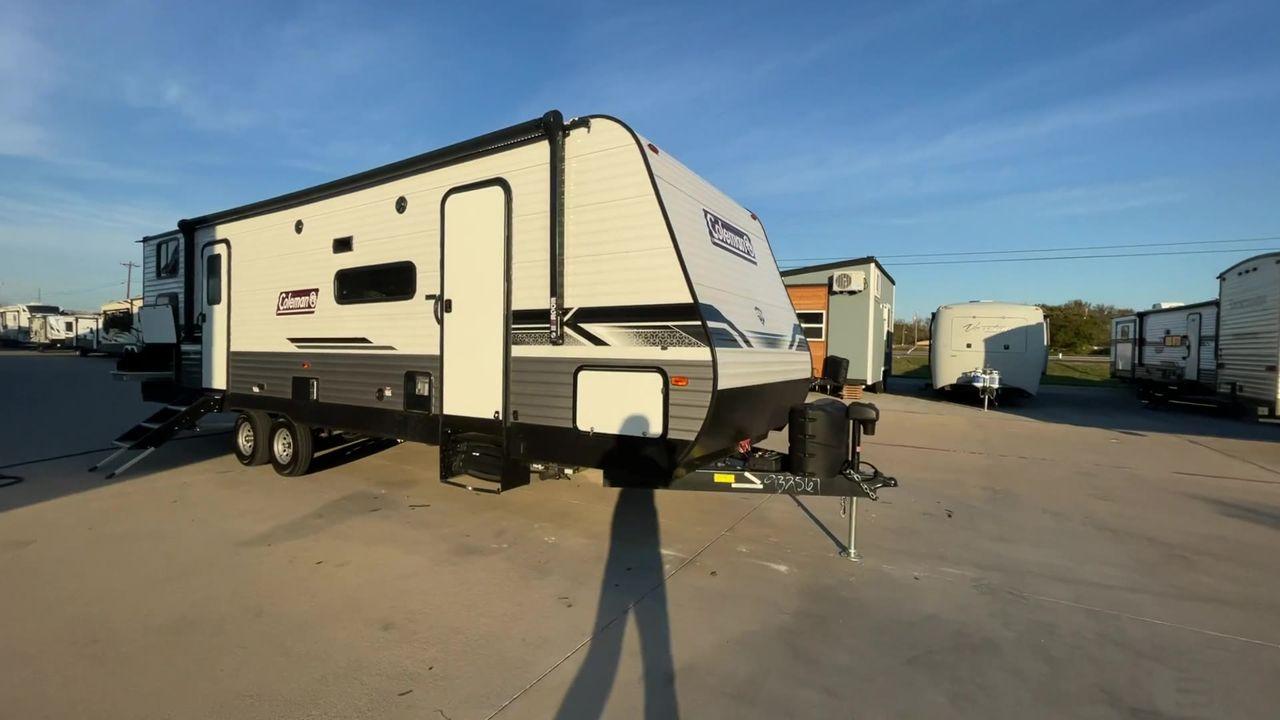 2022 KEYSTONE COLEMAN 285BH (4YDTCMN28NH) , Length: 32.75 ft | Dry Weight: 6,611 lbs. | Slides: 1 transmission, located at 4319 N Main Street, Cleburne, TX, 76033, (817) 221-0660, 32.435829, -97.384178 - Experience the ultimate blend of comfort and adventure with the 2022 Keystone Coleman 285BH. This meticulously designed travel trailer is perfect for enhancing your camping experience. Adjusting the specifications, this model extends to a generous 32.75 feet with a dry weight of 6,611 lbs, providing - Photo #3