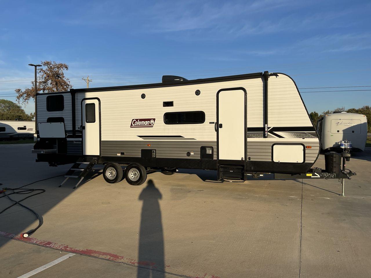 2022 KEYSTONE COLEMAN 285BH (4YDTCMN28NH) , Length: 32.75 ft | Dry Weight: 6,611 lbs. | Slides: 1 transmission, located at 4319 N Main Street, Cleburne, TX, 76033, (817) 221-0660, 32.435829, -97.384178 - Experience the ultimate blend of comfort and adventure with the 2022 Keystone Coleman 285BH. This meticulously designed travel trailer is perfect for enhancing your camping experience. Adjusting the specifications, this model extends to a generous 32.75 feet with a dry weight of 6,611 lbs, providing - Photo #24
