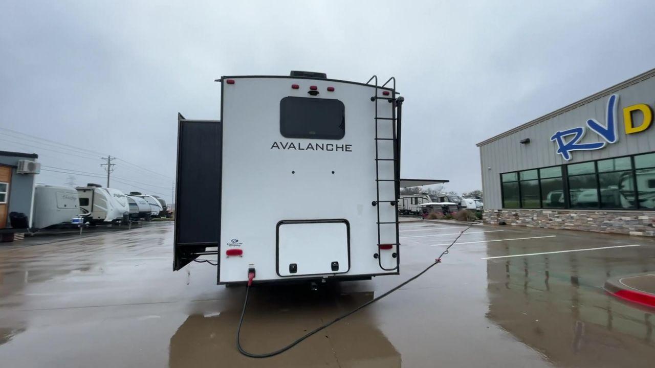 2020 KEYSTONE AVALANCHE 379BH (4YDF37929LE) , Length: 40.58 ft | Dry Weight: 13,586 lbs.| Gross Weight: 16,500 lbs. | Slides: 4 transmission, located at 4319 N Main St, Cleburne, TX, 76033, (817) 678-5133, 32.385960, -97.391212 - The 2020 Keystone Avalanche 379BH is a luxurious and spacious fifth-wheel RV that sets the standard for comfortable and stylish living on the road. With a length of ~41 feet, this impressive model features four slide-outs, providing an expansive interior for both relaxation and entertainment. The Av - Photo #8