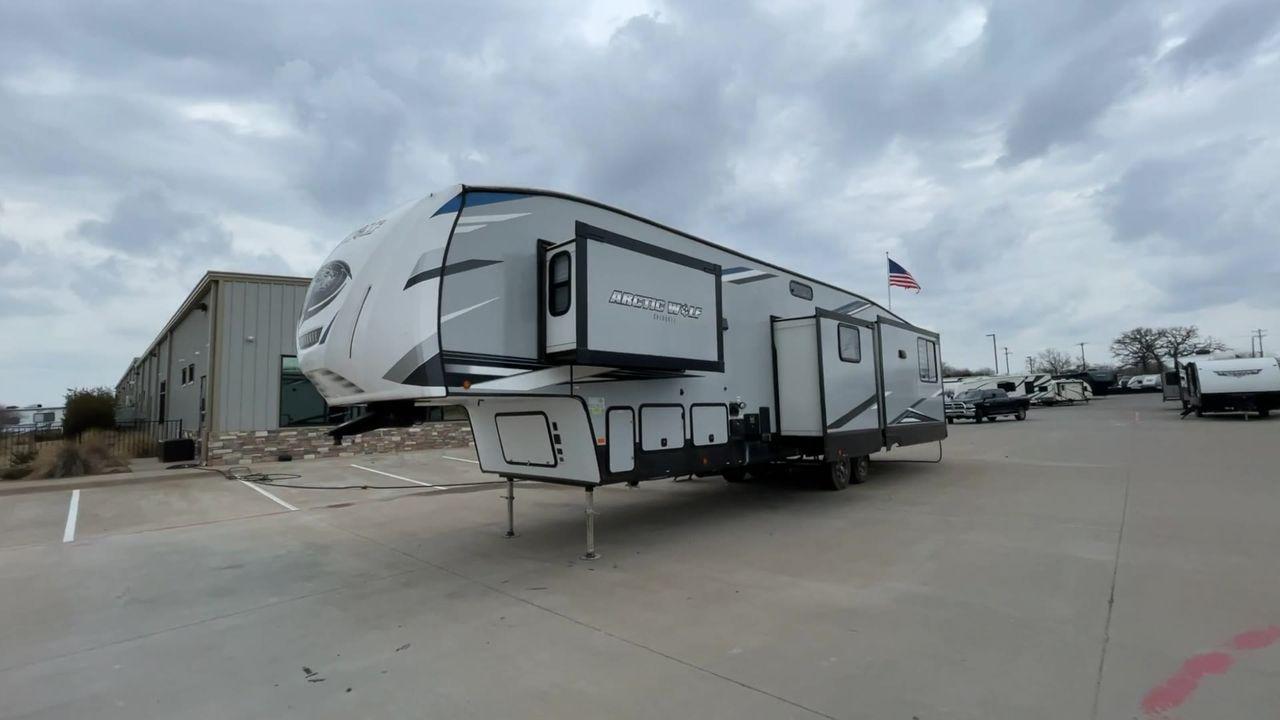 2022 FOREST RIVER ARCTIC WOLF 3550SUIT (5ZT3CK2B4N0) , Length: 38.42 ft. | Dry Weight: XX lbs | Gross Weight:11,645 lbs.| Slides: 3 transmission, located at 4319 N Main St, Cleburne, TX, 76033, (817) 678-5133, 32.385960, -97.391212 - Experience the epitome of camping luxury with the 2022 Forest River Arctic Wolf 3550Suite, a fifth-wheel trailer crafted to enhance your outdoor adventures. This model boasts an impressive length of 39 feet, offering a generously spacious and thoughtfully designed interior. It is specifically design - Photo #5