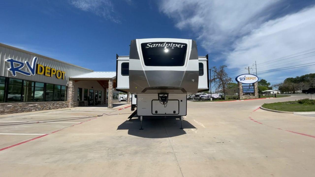2022 FOREST RIVER SANDPIPER 391FLRB (4X4FSAR26NJ) , Length: 43.5 ft. | Dry Weight: 13,009 lbs | Gross Weight: 16,009 lbs | Slides: 5 transmission, located at 4319 N Main Street, Cleburne, TX, 76033, (817) 221-0660, 32.435829, -97.384178 - The 2022 Forest River Sandpiper 391FLRB is elegance meets adventure in the great outdoors. This fifth wheel, standing at 43.5 feet tall and featuring an aluminum body and fiberglass sides, is a symbol of durability and style on the road. It weighs 13,009 lbs. dry and can carry up to 16,009 lbs gross - Photo #4