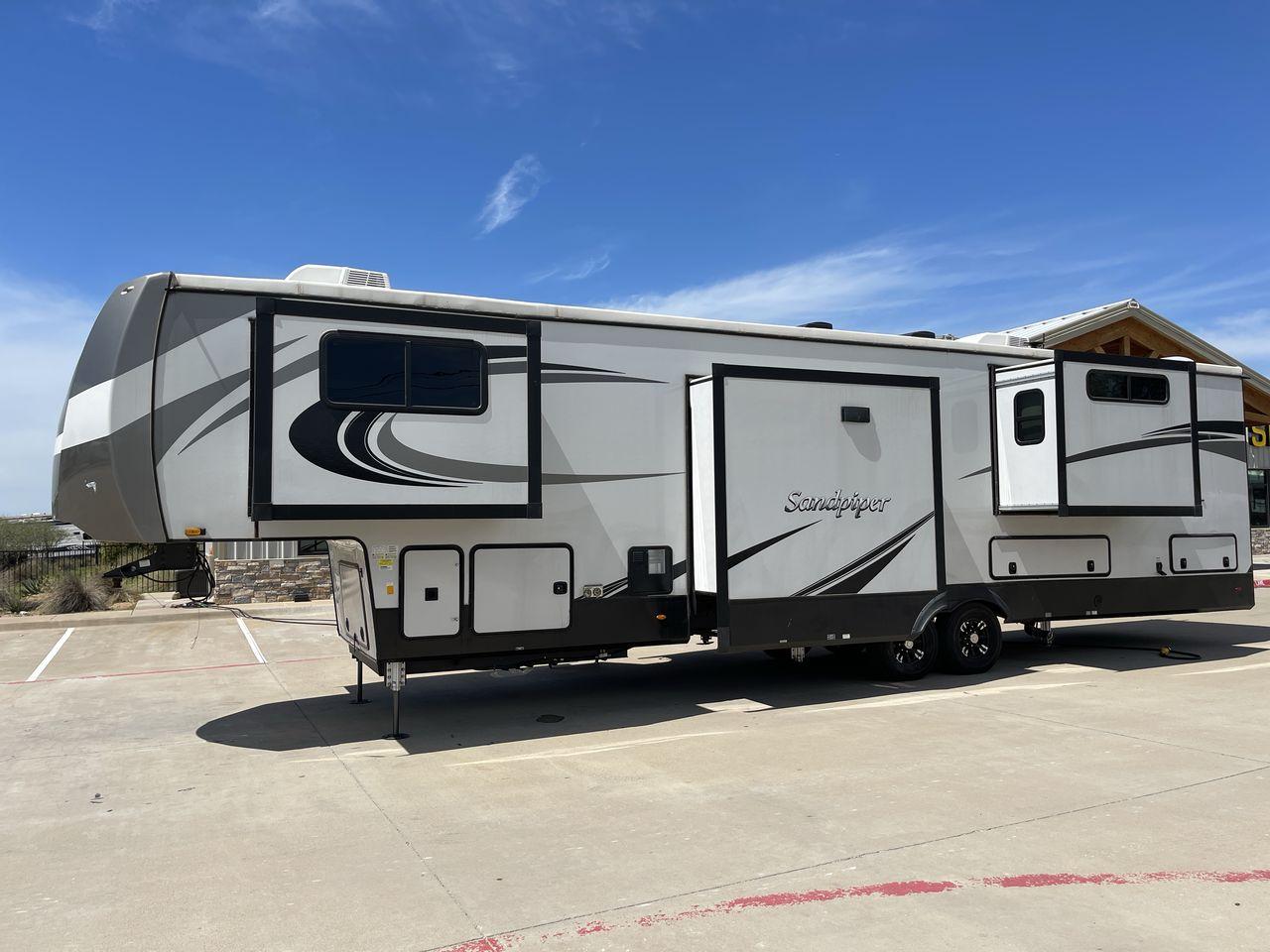 2022 FOREST RIVER SANDPIPER 391FLRB (4X4FSAR26NJ) , Length: 43.5 ft. | Dry Weight: 13,009 lbs | Gross Weight: 16,009 lbs | Slides: 5 transmission, located at 4319 N Main Street, Cleburne, TX, 76033, (817) 221-0660, 32.435829, -97.384178 - The 2022 Forest River Sandpiper 391FLRB is elegance meets adventure in the great outdoors. This fifth wheel, standing at 43.5 feet tall and featuring an aluminum body and fiberglass sides, is a symbol of durability and style on the road. It weighs 13,009 lbs. dry and can carry up to 16,009 lbs gross - Photo #25