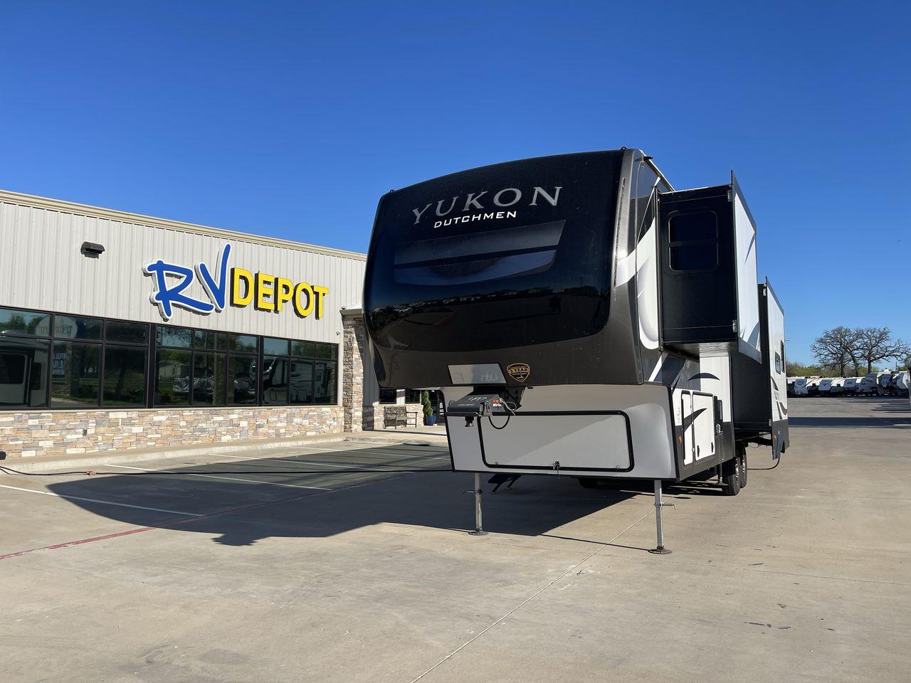 2022 KEYSTONE YUKON 320RL (4YDFYKR28NZ) , Length: 36.5 ft. | Dry Weight: 12,360 lbs. | Slides: 3 transmission, located at 4319 N Main St, Cleburne, TX, 76033, (817) 678-5133, 32.385960, -97.391212 - A high-end fifth wheel that blends elegance and practicality for an unmatched camping experience is the 2022 Keystone Yukon 320RL. This model provides generous living quarters while maintaining exceptional durability. It measures 36.5 feet in length and has a dry weight of 12,360 pounds. The Yukon 3 - Photo #0
