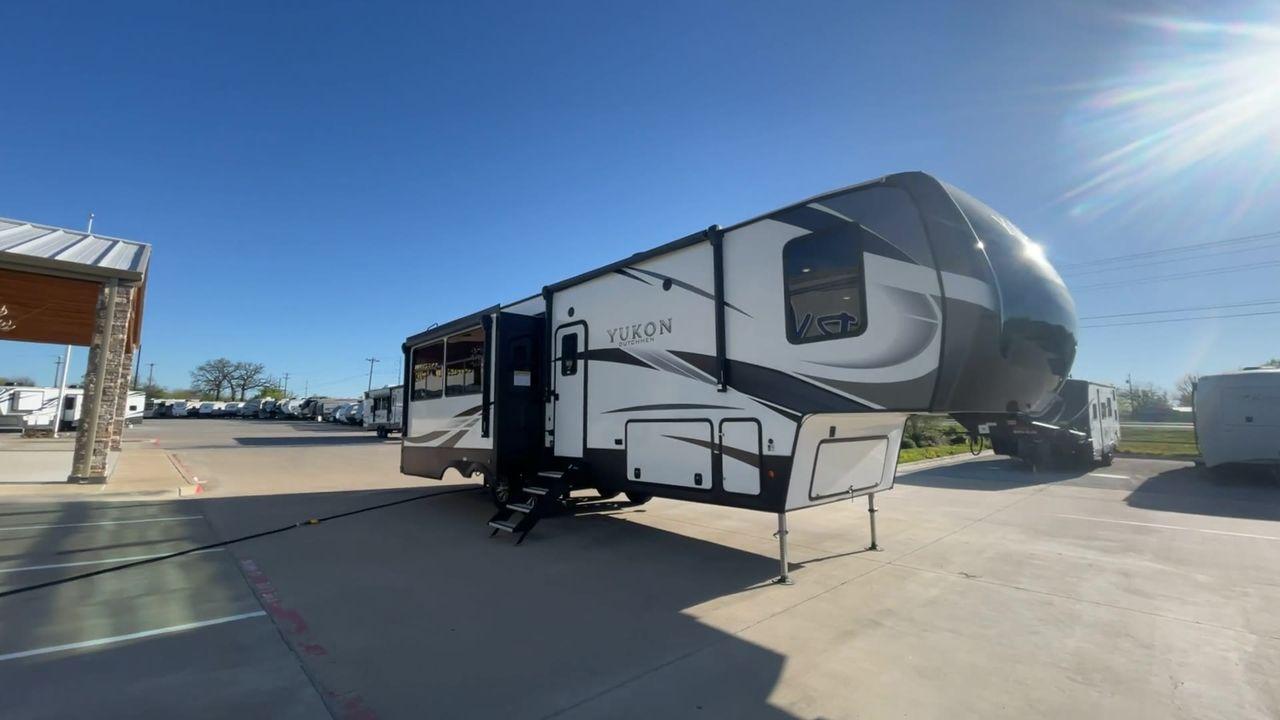 2022 KEYSTONE YUKON 320RL (4YDFYKR28NZ) , Length: 36.5 ft. | Dry Weight: 12,360 lbs. | Slides: 3 transmission, located at 4319 N Main Street, Cleburne, TX, 76033, (817) 221-0660, 32.435829, -97.384178 - A high-end fifth wheel that blends elegance and practicality for an unmatched camping experience is the 2022 Keystone Yukon 320RL. This model provides generous living quarters while maintaining exceptional durability. It measures 36.5 feet in length and has a dry weight of 12,360 pounds. The Yukon 3 - Photo #3