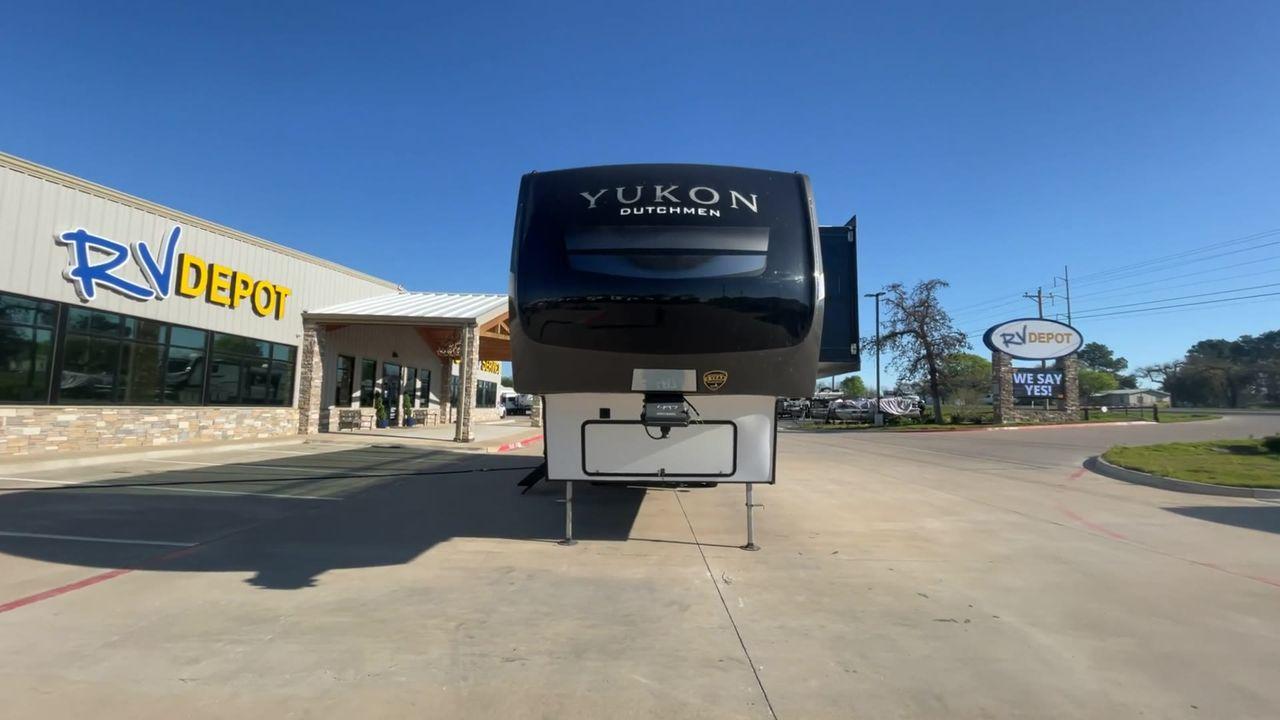 2022 KEYSTONE YUKON 320RL (4YDFYKR28NZ) , Length: 36.5 ft. | Dry Weight: 12,360 lbs. | Slides: 3 transmission, located at 4319 N Main St, Cleburne, TX, 76033, (817) 678-5133, 32.385960, -97.391212 - A high-end fifth wheel that blends elegance and practicality for an unmatched camping experience is the 2022 Keystone Yukon 320RL. This model provides generous living quarters while maintaining exceptional durability. It measures 36.5 feet in length and has a dry weight of 12,360 pounds. The Yukon 3 - Photo #4