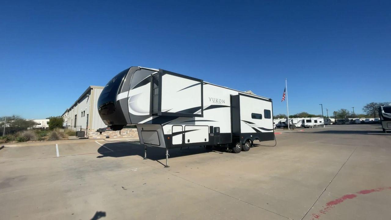 2022 KEYSTONE YUKON 320RL (4YDFYKR28NZ) , Length: 36.5 ft. | Dry Weight: 12,360 lbs. | Slides: 3 transmission, located at 4319 N Main St, Cleburne, TX, 76033, (817) 678-5133, 32.385960, -97.391212 - A high-end fifth wheel that blends elegance and practicality for an unmatched camping experience is the 2022 Keystone Yukon 320RL. This model provides generous living quarters while maintaining exceptional durability. It measures 36.5 feet in length and has a dry weight of 12,360 pounds. The Yukon 3 - Photo #5