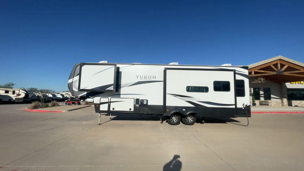 2022 KEYSTONE YUKON 320RL (4YDFYKR28NZ) , Length: 36.5 ft. | Dry Weight: 12,360 lbs. | Slides: 3 transmission, located at 4319 N Main St, Cleburne, TX, 76033, (817) 678-5133, 32.385960, -97.391212 - A high-end fifth wheel that blends elegance and practicality for an unmatched camping experience is the 2022 Keystone Yukon 320RL. This model provides generous living quarters while maintaining exceptional durability. It measures 36.5 feet in length and has a dry weight of 12,360 pounds. The Yukon 3 - Photo #6