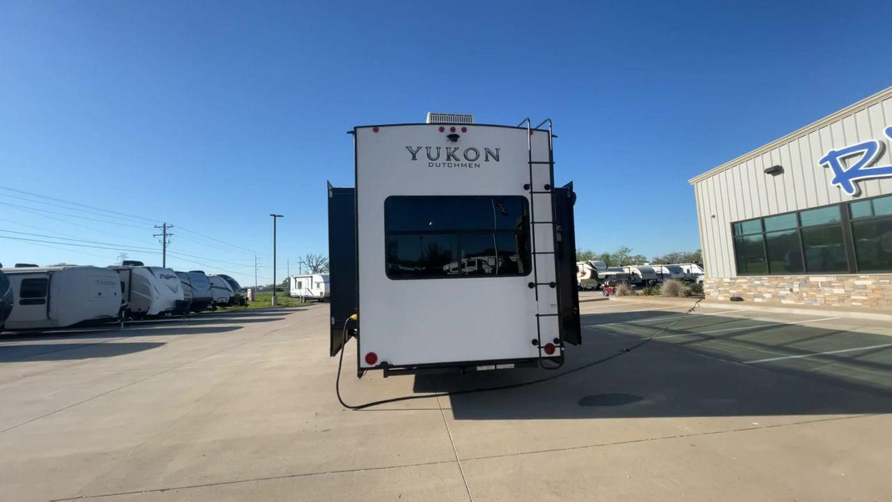 2022 KEYSTONE YUKON 320RL (4YDFYKR28NZ) , Length: 36.5 ft. | Dry Weight: 12,360 lbs. | Slides: 3 transmission, located at 4319 N Main St, Cleburne, TX, 76033, (817) 678-5133, 32.385960, -97.391212 - A high-end fifth wheel that blends elegance and practicality for an unmatched camping experience is the 2022 Keystone Yukon 320RL. This model provides generous living quarters while maintaining exceptional durability. It measures 36.5 feet in length and has a dry weight of 12,360 pounds. The Yukon 3 - Photo #8