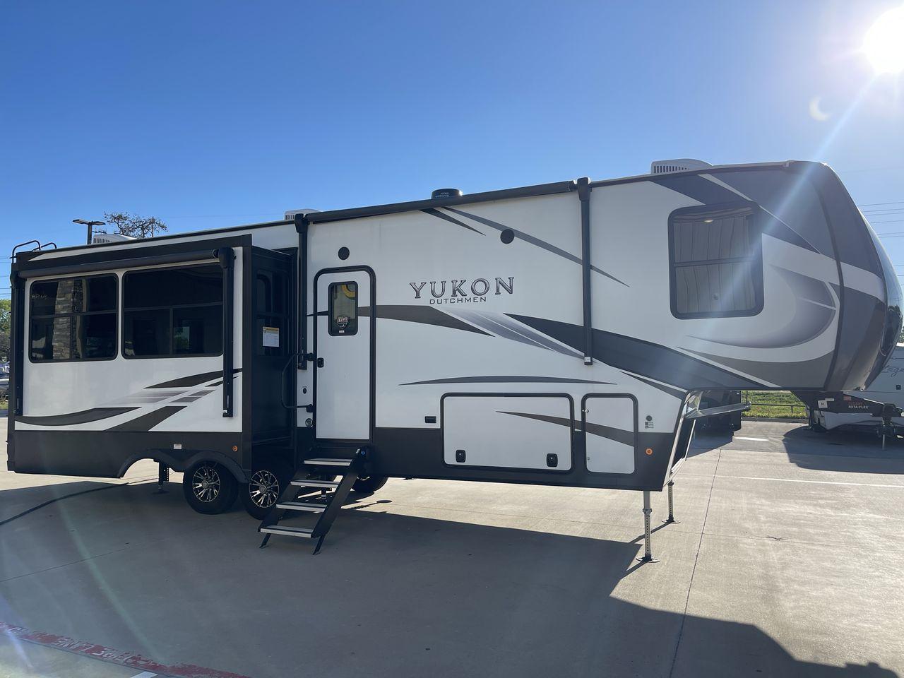 2022 KEYSTONE YUKON 320RL (4YDFYKR28NZ) , Length: 36.5 ft. | Dry Weight: 12,360 lbs. | Slides: 3 transmission, located at 4319 N Main Street, Cleburne, TX, 76033, (817) 221-0660, 32.435829, -97.384178 - A high-end fifth wheel that blends elegance and practicality for an unmatched camping experience is the 2022 Keystone Yukon 320RL. This model provides generous living quarters while maintaining exceptional durability. It measures 36.5 feet in length and has a dry weight of 12,360 pounds. The Yukon 3 - Photo #23