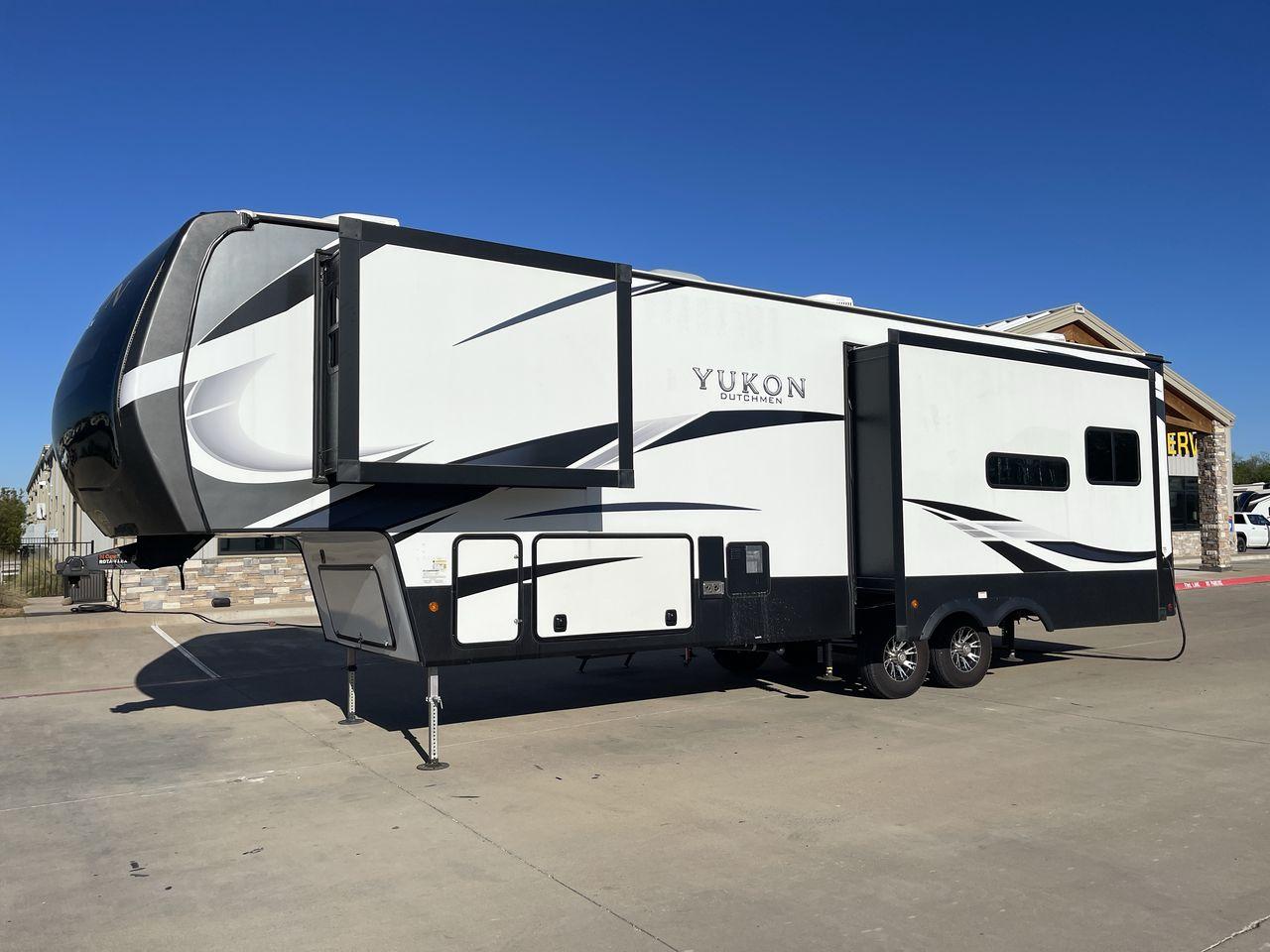 2022 KEYSTONE YUKON 320RL (4YDFYKR28NZ) , Length: 36.5 ft. | Dry Weight: 12,360 lbs. | Slides: 3 transmission, located at 4319 N Main Street, Cleburne, TX, 76033, (817) 221-0660, 32.435829, -97.384178 - A high-end fifth wheel that blends elegance and practicality for an unmatched camping experience is the 2022 Keystone Yukon 320RL. This model provides generous living quarters while maintaining exceptional durability. It measures 36.5 feet in length and has a dry weight of 12,360 pounds. The Yukon 3 - Photo #24