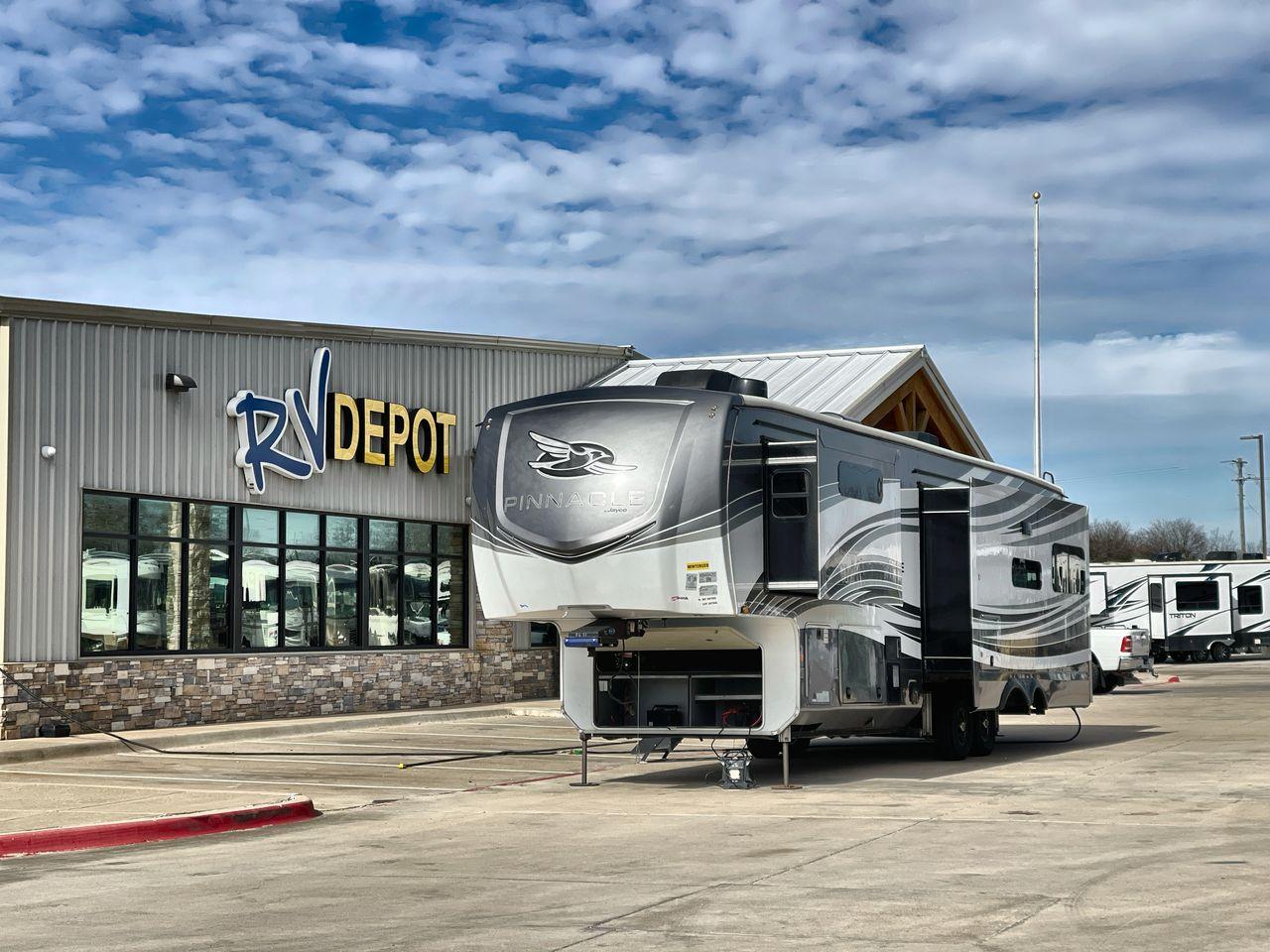 photo of 2022 JAYCO PINNACLE 36KPTS